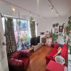 Bright, Roomy, Colourful Flat In Apartment