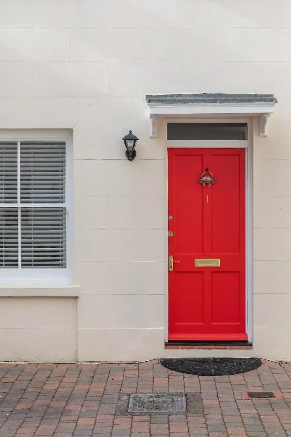 Beachfront Getaway 2-Bedroom House With Free Private Parking & Patio Brighton