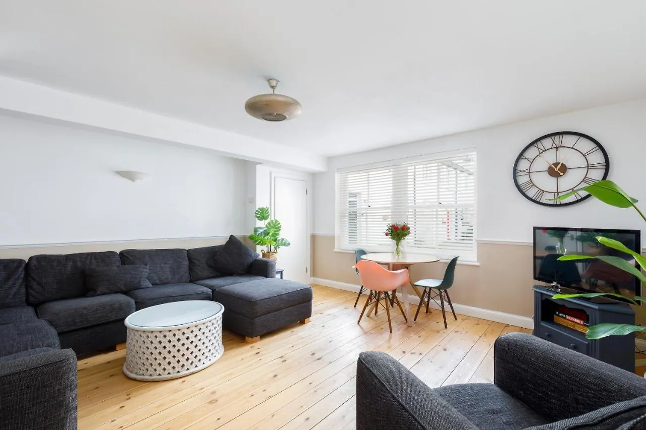 Beachfront Getaway 2-Bedroom House With Free Private Parking & Patio Brighton Holiday home